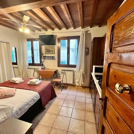 Mini Very Close To The Train Station شقة